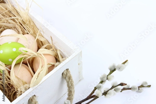 Fototapeta Dekoracja na Wielkanoc - niemalowane jajka i drewniana skrzynka - białe tło