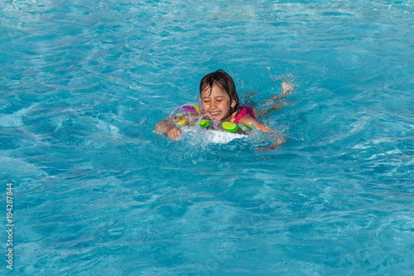Fototapeta little girl in the swimming pool