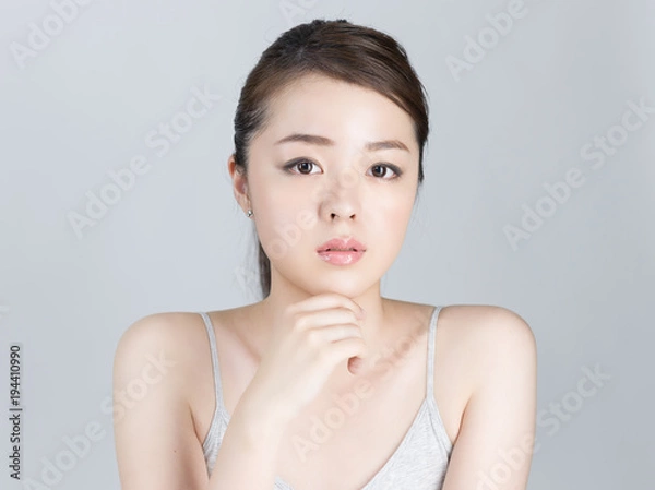 Fototapeta 顎に手を当てる女性