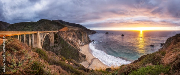 Fototapeta Bixby Creek Bridge on Highway 1 at the US West Coast traveling south to Los Angeles, Big Sur Area, California