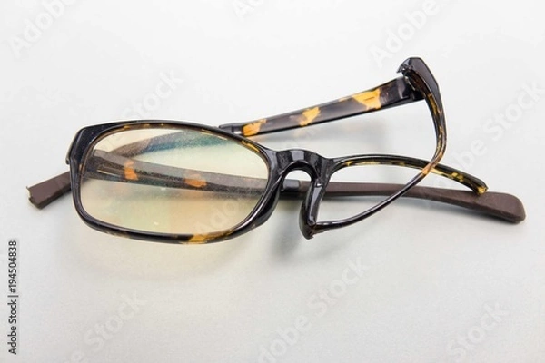 Fototapeta 壊れた眼鏡