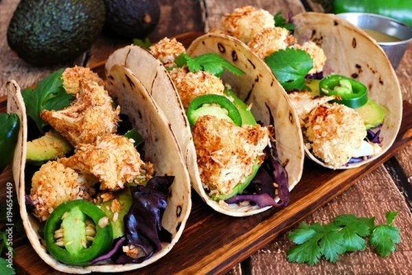 Obraz Pieczone tacos z kalafiora kokosowego. Zdrowy, wegański posiłek. Zamknij się, widok z boku na tle drewnianych.