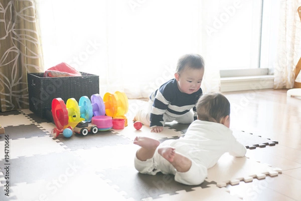 Fototapeta おもちゃで遊んでいる赤ちゃん