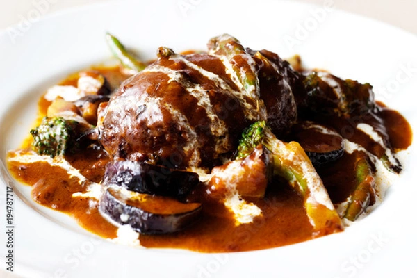 Fototapeta 日本の洋食、レストランの野菜煮込みハンバーグの料理写真