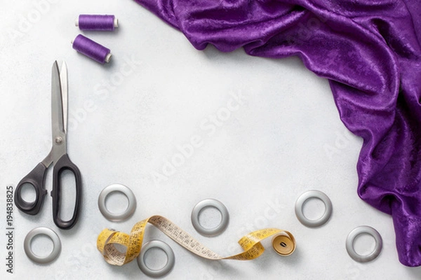 Obraz szycie zasłon.