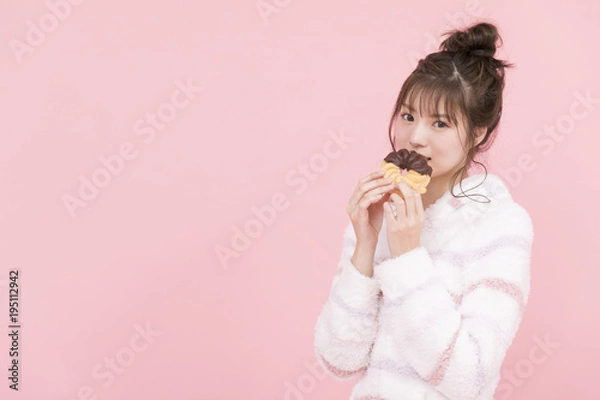 Fototapeta ドーナツを食べる女性
