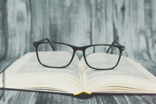 Obraz Okulary na książce 
