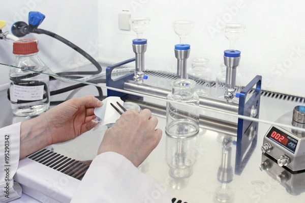 Fototapeta Laborantine réalisation un prélèvement de micro biologie dans un laboratoire de recherche. Science et technologie.