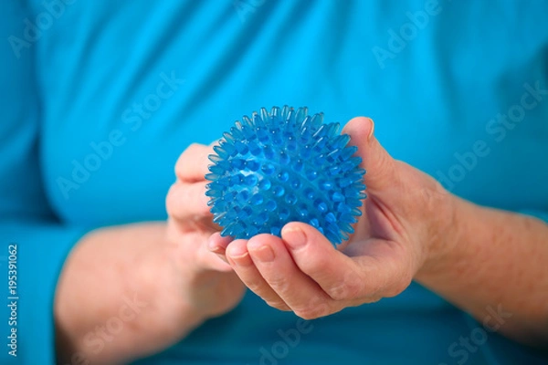 Obraz Seniorin hält einen Igel- Ball