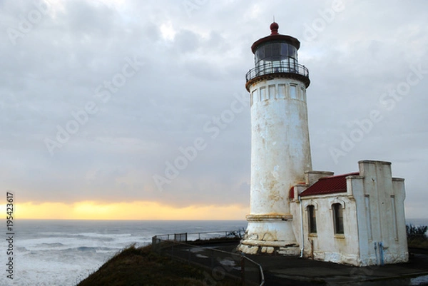 Fototapeta North Head Lighthouse - Completed in 1898, the North Head Lighthouse was built as a navigational aid for ships approaching the Columbia River from the north