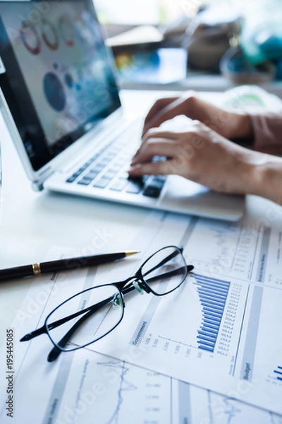 Obraz Report profits.