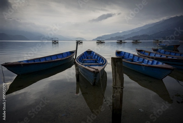 Obraz Le lac de Phewa  avec ses barques en bois à Pokhara au Nepal