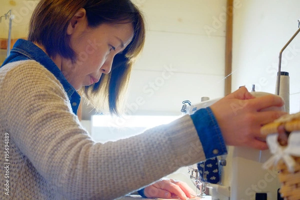 Fototapeta はずみ車を回してミシンの針を刺す裁縫師