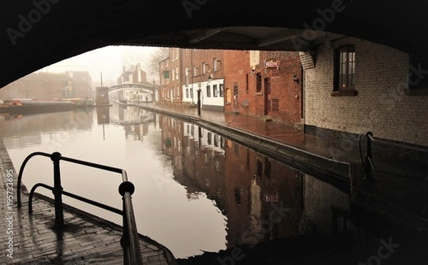 Fototapeta Widok na kanał Birmingham w kurzu (pod mostem szerokiej ulicy)