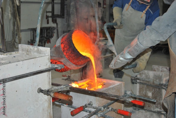 Obraz Casting a metal sculpture