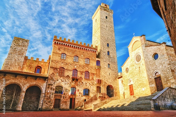 Fototapeta Malowniczy widok na słynny Piazza del Duomo w San Gimignano o zachodzie słońca, Toskania, Włochy