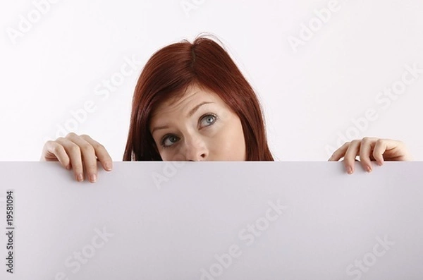 Obraz Frau mit leerer Tafel für Werbung und Text