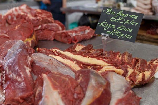 Obraz сырое мясо на рынке, конина