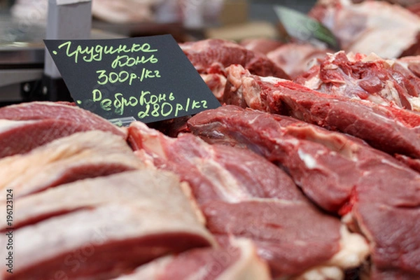 Obraz сырое мясо на рынке, конина