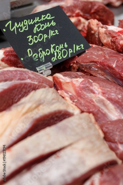 Obraz сырое мясо на рынке, конина