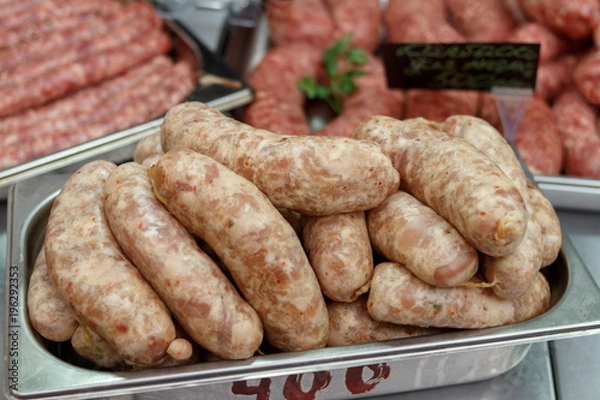 Obraz колбаса сосиски в натуральной оболочке на рынке