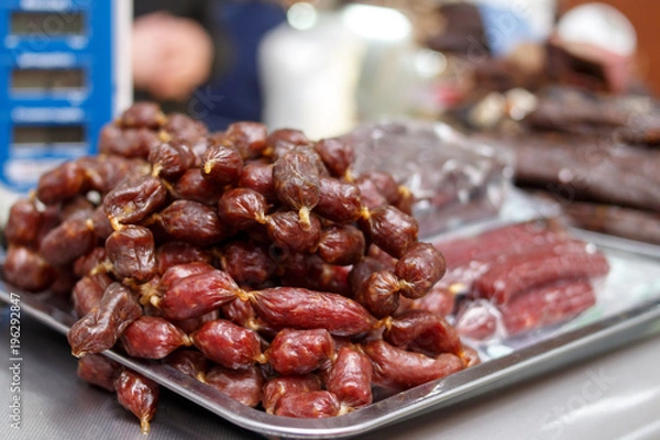Obraz Мясные деликатесы халяль на рынке. Сосиски колбаса