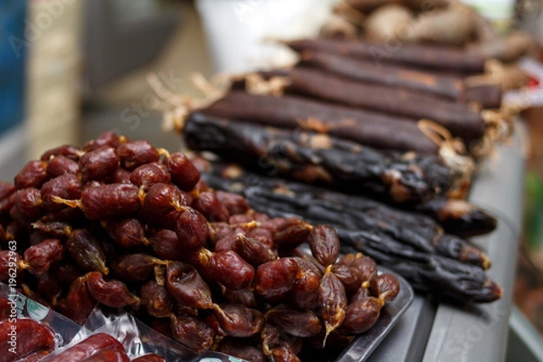 Obraz Мясные деликатесы халяль на рынке. Сосиски колбаса