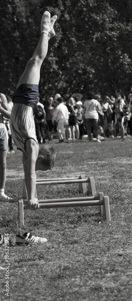 Fototapeta Стойка юного гимнаста