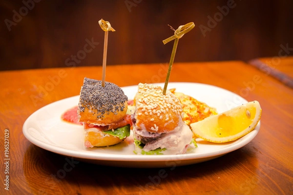 Obraz Burger in a white plate