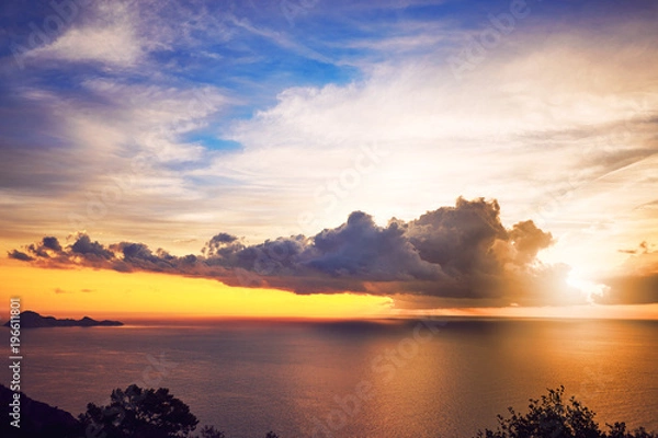 Obraz Sunset with a view of the sea with clouds.