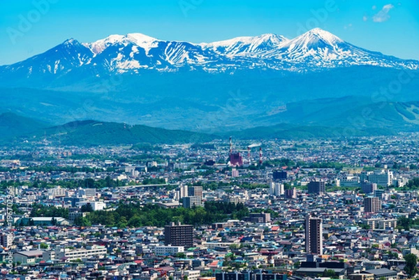 Fototapeta 北海道　初夏の旭川の街並みと大雪山連峰