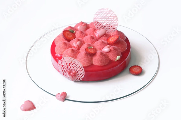 Fototapeta Współczesny mus truskawkowy pokryty czerwonym aksamitnym sprayem i czerwonym lustrzanym polewą, na białym tle.