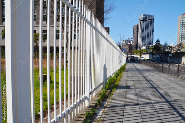 Obraz 白い柵と歩道