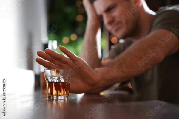 Obraz Mężczyzna odmawia picia alkoholu w barze, zbliżenie