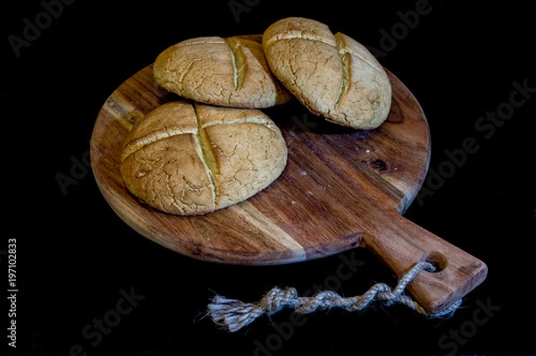 Obraz panini fatti in casa su tagliere con sfondo nero appena sfornati