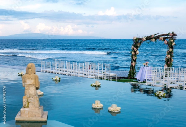 Fototapeta A wedding between the ocean and the pool