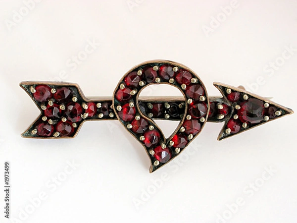 Obraz antique heart and arrow brooch