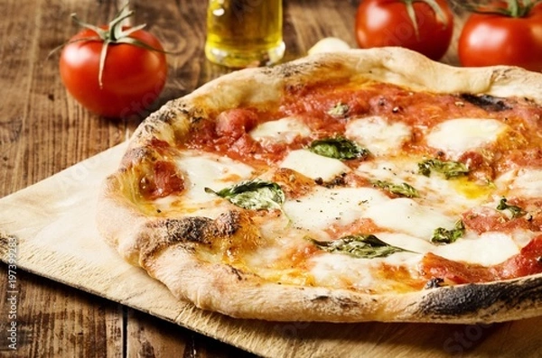 Obraz Pizza Neapolitańska z mozzarellą bawolą, sosem pomidorowym i świeżą bazylią