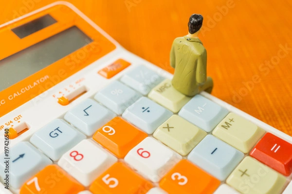 Obraz 電卓に座る男性