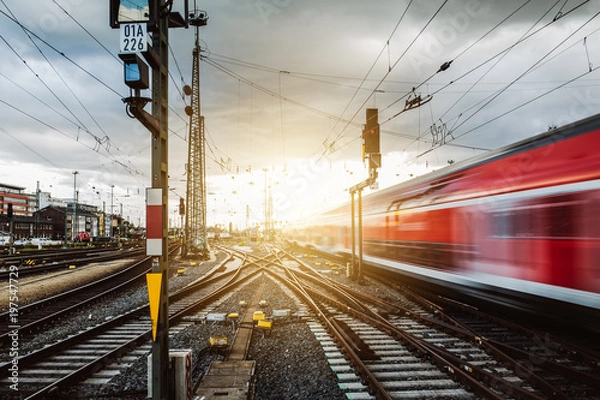 Obraz Zug verlässt Frankfurter Bahnhof 