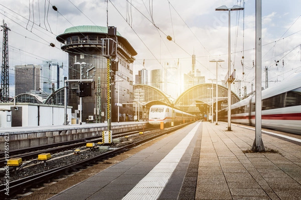 Fototapeta Pociągi opuszczają stacja kolejową we Frankfurcie