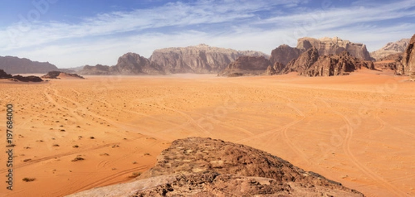 Obraz widok na pustynną dolinę ze szczytu w Jordanii