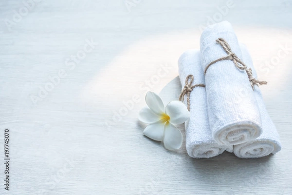 Fototapeta Piękny skład spa biały ręcznik na drewnianym stole.