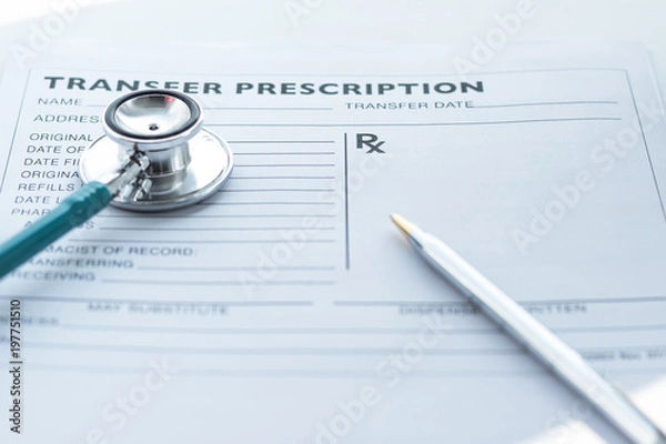 Fototapeta Notatnik lekarza działa z formularzem czystego papieru dokumentacji medycznej pacjenta na receptę ze stetoskopem na stole