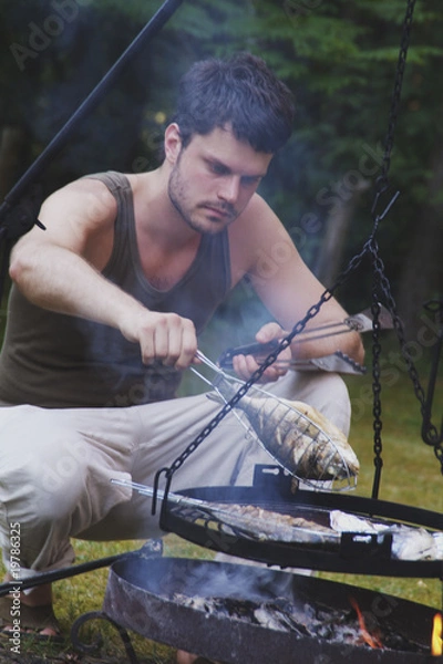 Obraz junger Mann beim Grillen