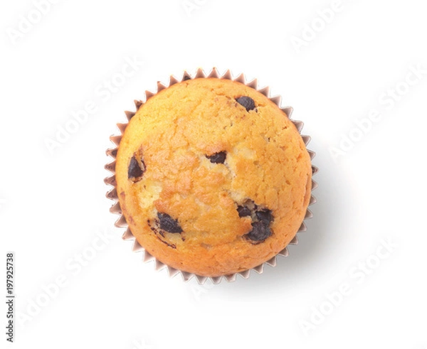 Obraz Pyszne ciastko domowej roboty z rodzynkami i czekoladą na białym tle. Muffiny. Widok z góry.