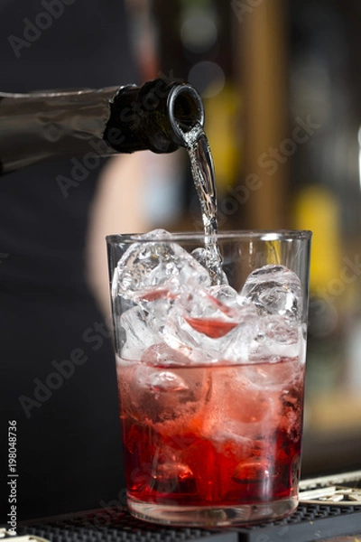 Obraz making cocktail americano