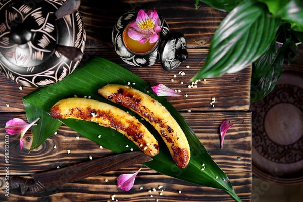 Obraz жаренные бананы с орехами на зеленом листе