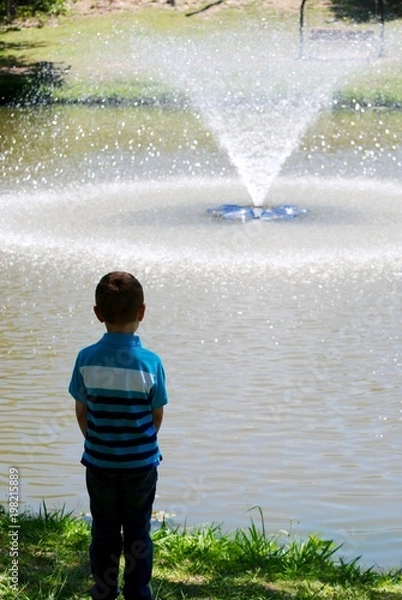 Obraz Boy Watching Fountain