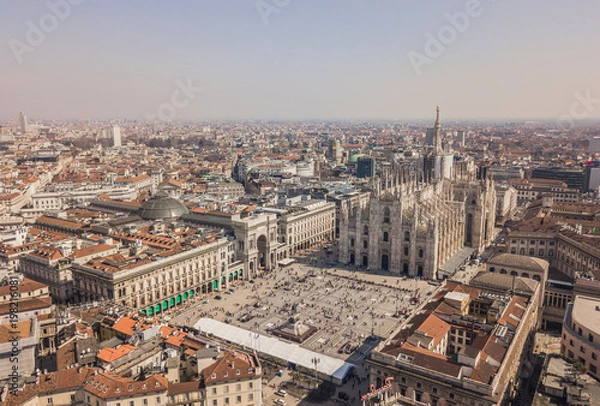 Obraz Widok z lotu ptaka na katedrę w Mediolanie, galerię Vittorio Emanuele II, Piazza del Duomo